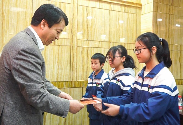 中國華融黨委副書記、監(jiān)事長胡建忠一行赴四川宣漢縣調(diào)研督導(dǎo)扶貧工作